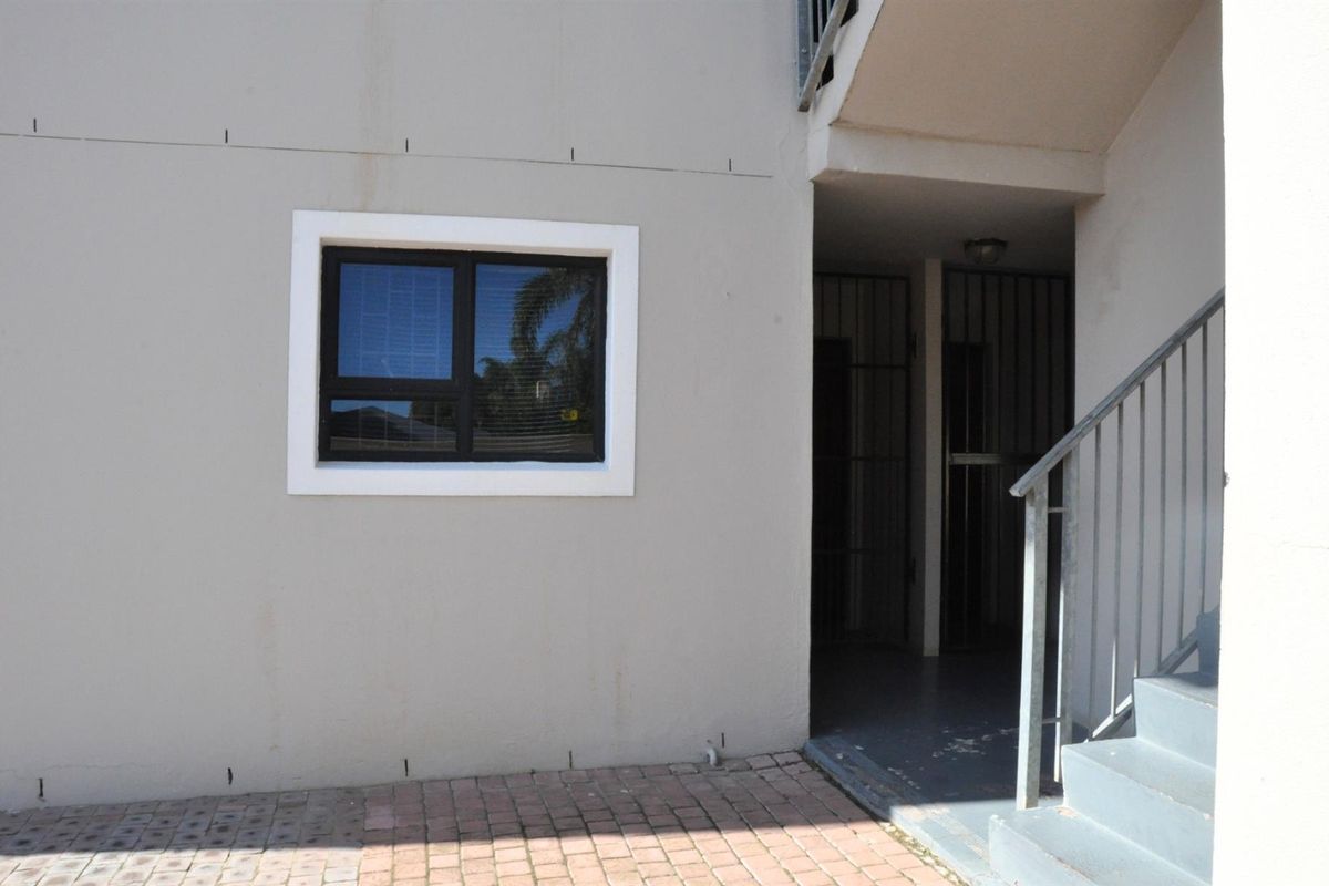 For Sale - Charming 2 Bedroom, Ground floor Apartment in Strand - Photo 3