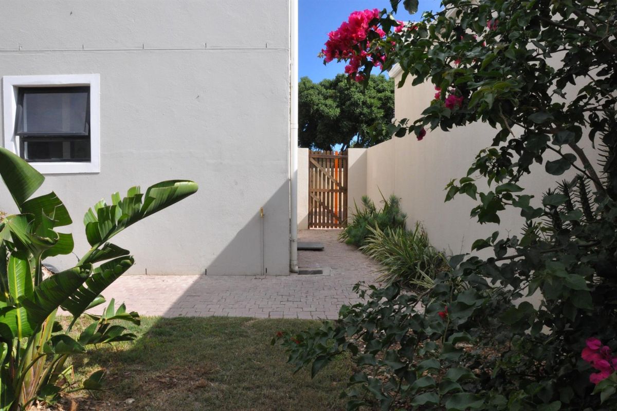 For Sale - Charming 2 Bedroom, Ground floor Apartment in Strand - Photo 2