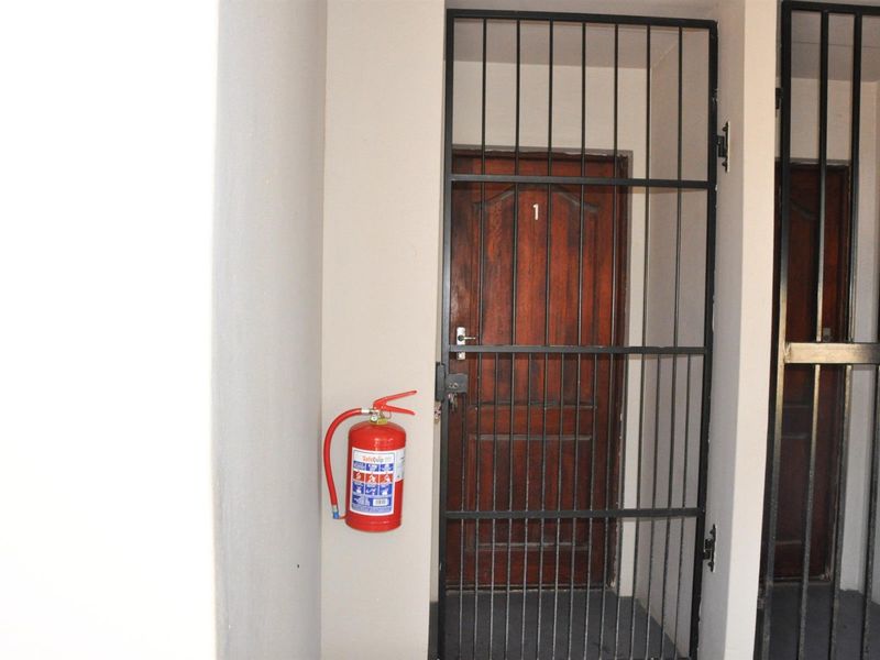 For Sale - Charming 2 Bedroom, Ground floor Apartment in Strand - Photo 4