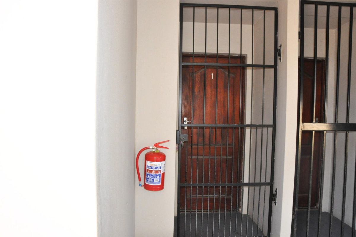 For Sale - Charming 2 Bedroom, Ground floor Apartment in Strand - Photo 4