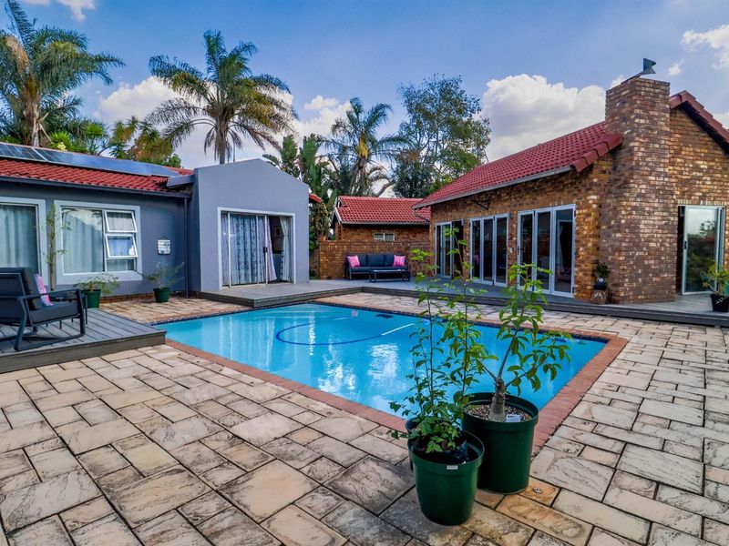 3-Bedroom Family Home with Solar, Borehole and Entertainment Features in The Reeds - Photo 3