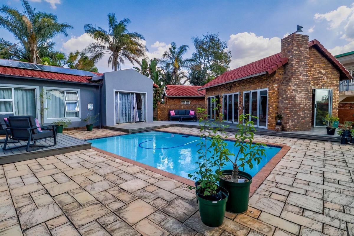 3-Bedroom Family Home with Solar, Borehole and Entertainment Features in The Reeds - Photo 3