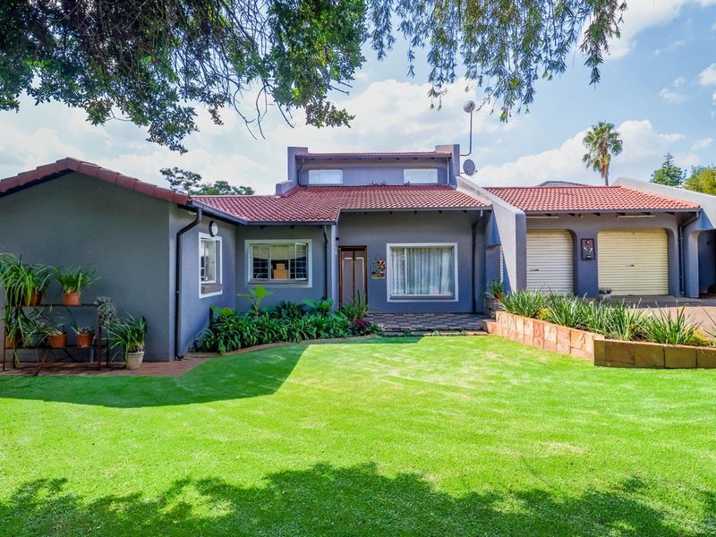 3-Bedroom Family Home with Solar, Borehole and Entertainment Features in The Reeds - Photo 5