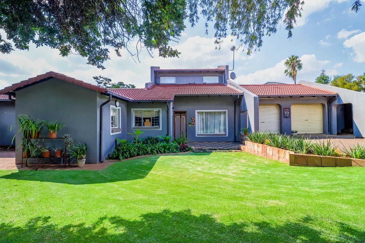 3-Bedroom Family Home with Solar, Borehole and Entertainment Features in The Reeds - Photo 5