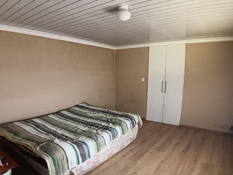 Four Bedroom House For Sale in Amalinda East London - Photo 9