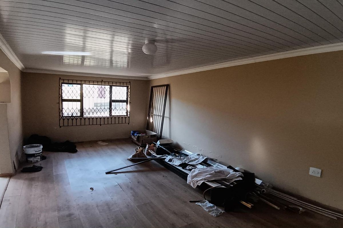 Four Bedroom House For Sale in Amalinda East London - Photo 5