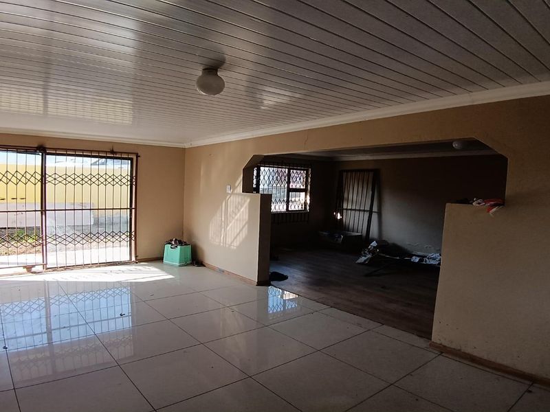 Four Bedroom House For Sale in Amalinda East London - Photo 4