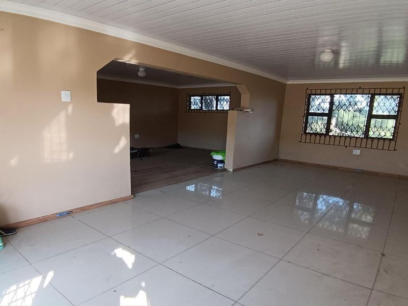 Four Bedroom House For Sale in Amalinda East London - Photo 3