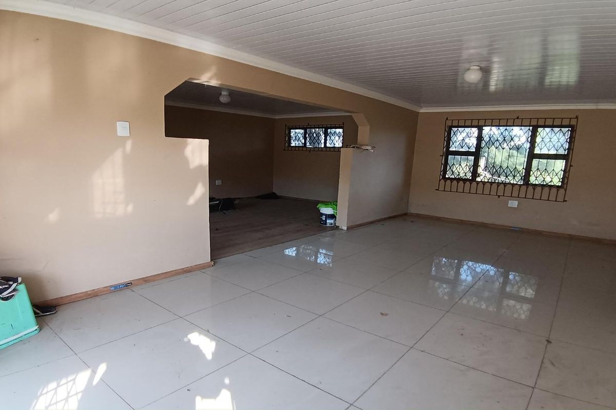 Four Bedroom House For Sale in Amalinda East London - Photo 3