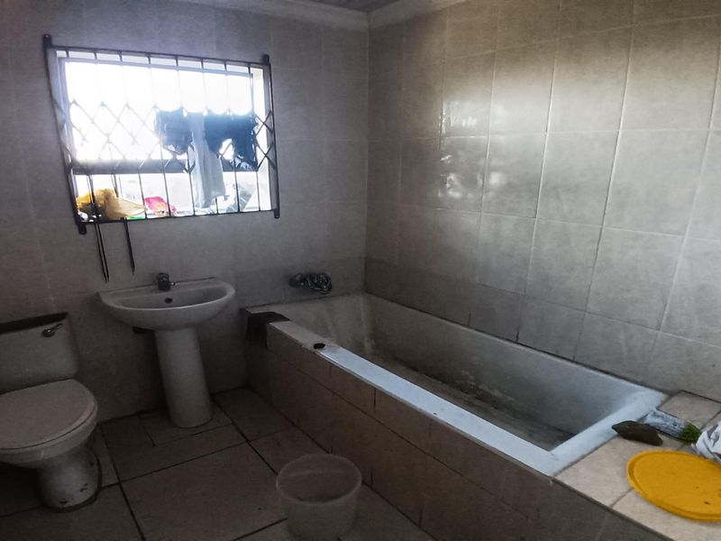 Four Bedroom House For Sale in Amalinda East London - Photo 10
