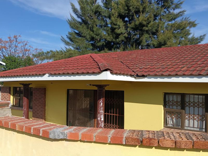 Four Bedroom House For Sale in Amalinda East London - Photo 2