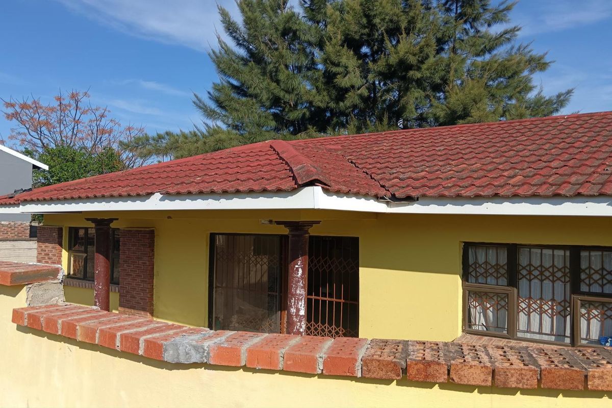 Four Bedroom House For Sale in Amalinda East London - Photo 2