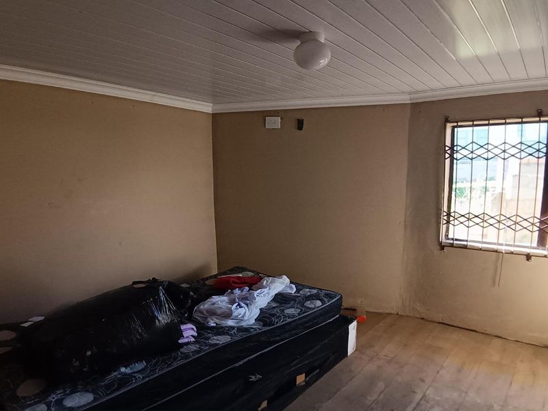 Four Bedroom House For Sale in Amalinda East London - Photo 8