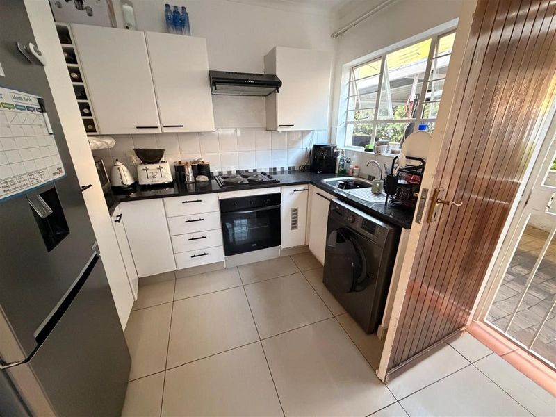To Let 2 Bed / 2 Bath Townhouse in Morningside - Photo 6