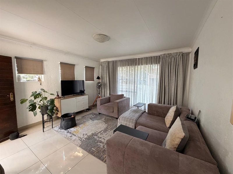 To Let 2 Bed / 2 Bath Townhouse in Morningside - Photo 3