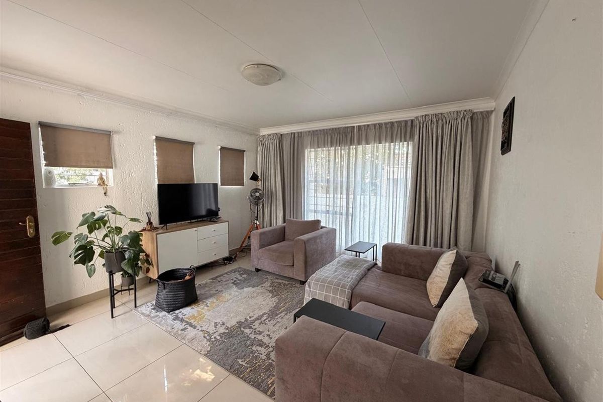 To Let 2 Bed / 2 Bath Townhouse in Morningside - Photo 3