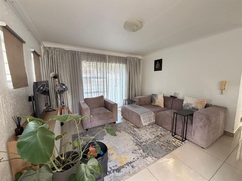 To Let 2 Bed / 2 Bath Townhouse in Morningside - Photo 4