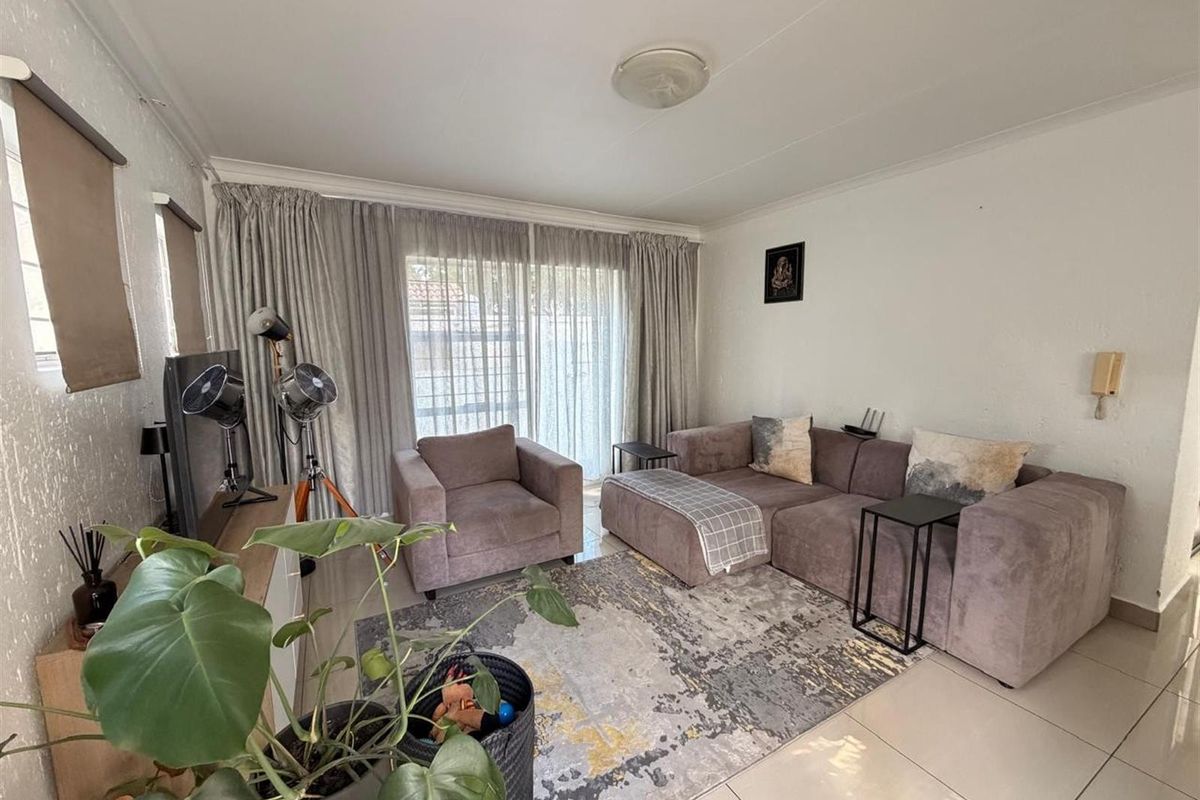 To Let 2 Bed / 2 Bath Townhouse in Morningside - Photo 4