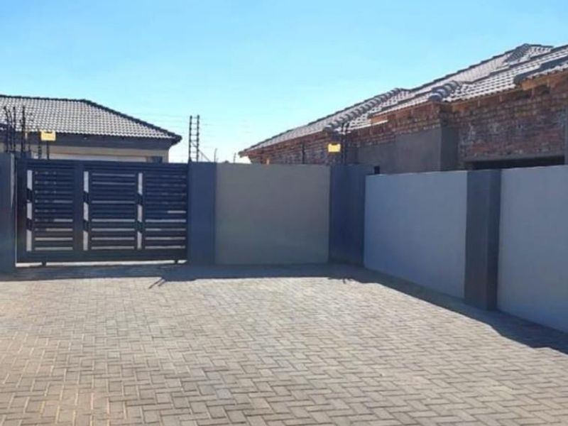 4 Bedroom House For Sale At Aerorand - Photo 3