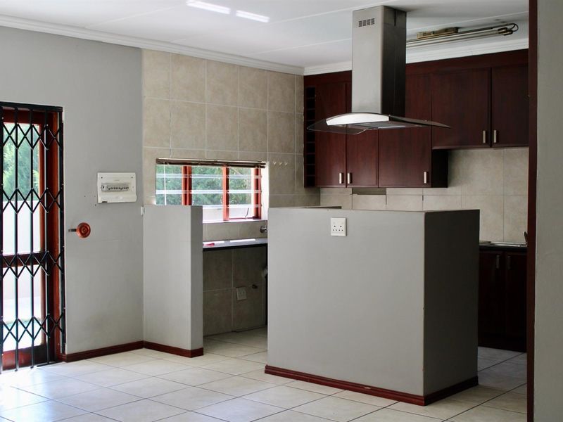 Free Standing House In a Secure Complex - Photo 4