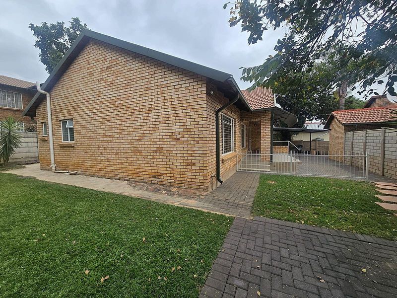 Stunning 3 Bedroom Duet for Sale in Montana Park - Photo 8