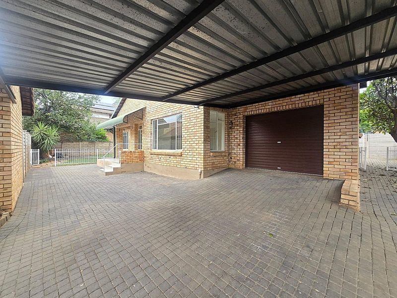 Stunning 3 Bedroom Duet for Sale in Montana Park - Photo 5