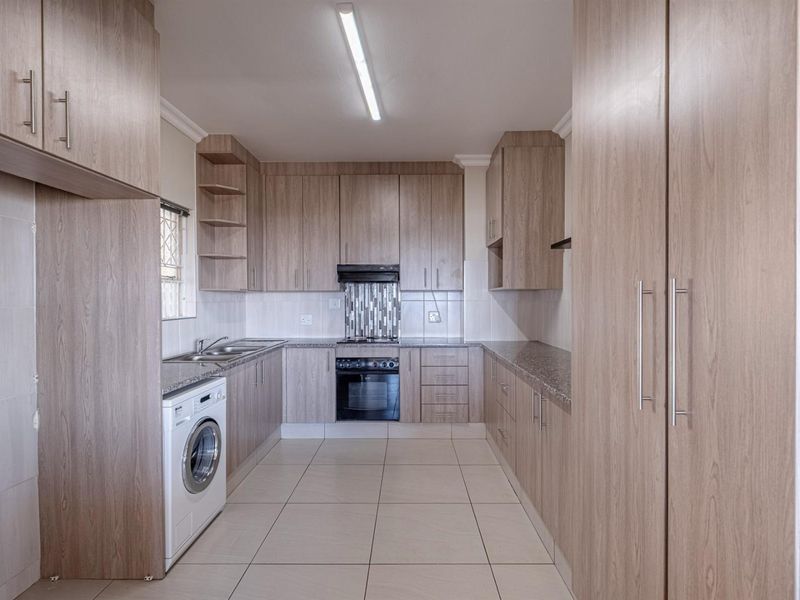 2 Bedroom Apartment For Sale in Humewood - Photo 4