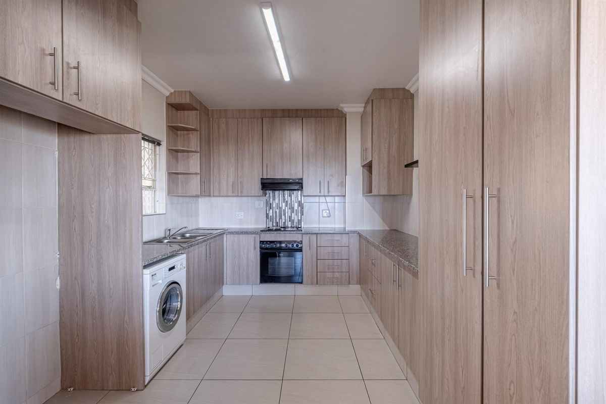 2 Bedroom Apartment For Sale in Humewood - Photo 4