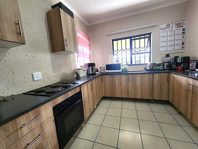 Modern Comfort, Secure Living and Prime Location in Fauna Park - Photo 3