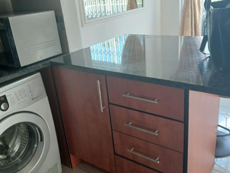 Furnished Apartment To Rent in Sandton (Grayston  Dr) - Photo 2