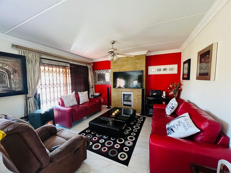 3 Bedroom House To Rent in Kyalami, Midrand - Photo 3