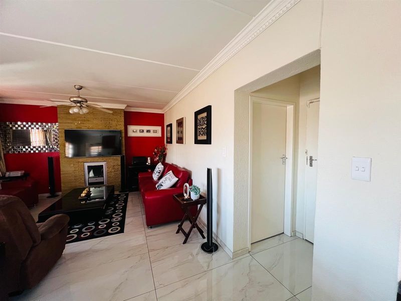 3 Bedroom House To Rent in Kyalami, Midrand - Photo 5
