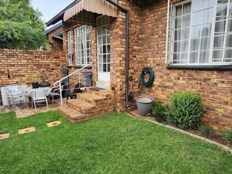 Townhouse For Sale in Silverton, Pretoria - Photo 1