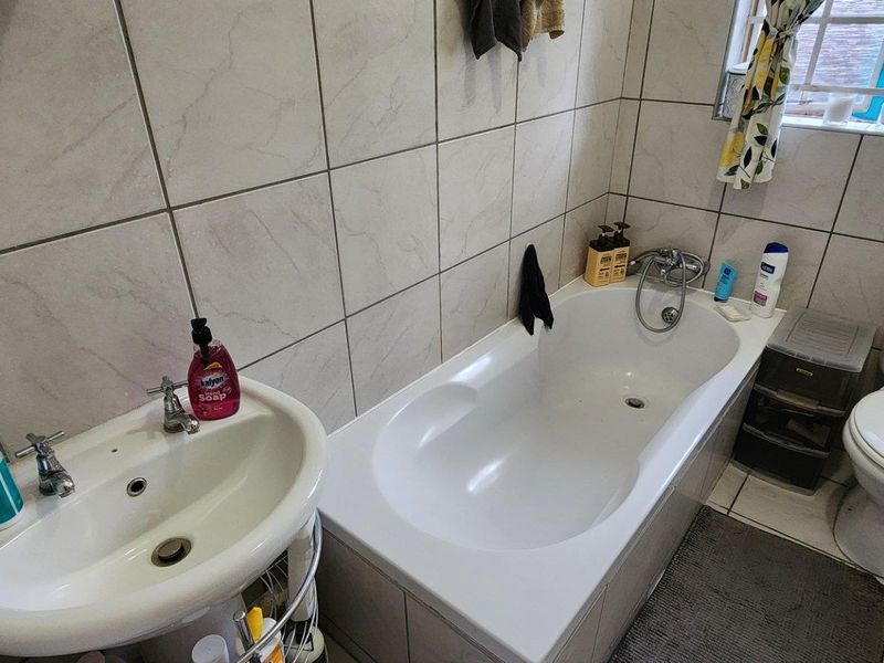 Townhouse For Sale in Silverton, Pretoria - Photo 9