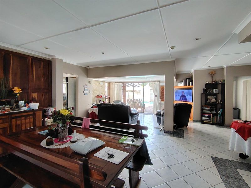 Where collaborative space meets private retreat - Photo 3