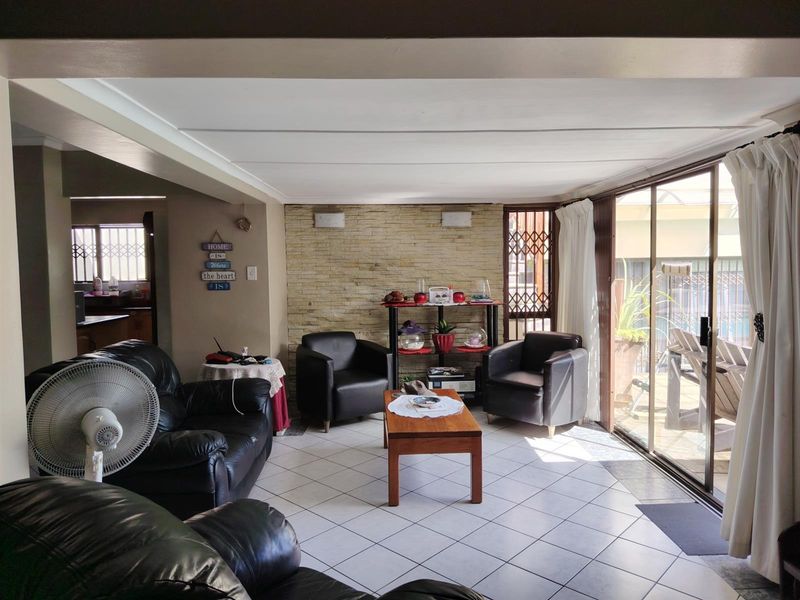 Where collaborative space meets private retreat - Photo 5