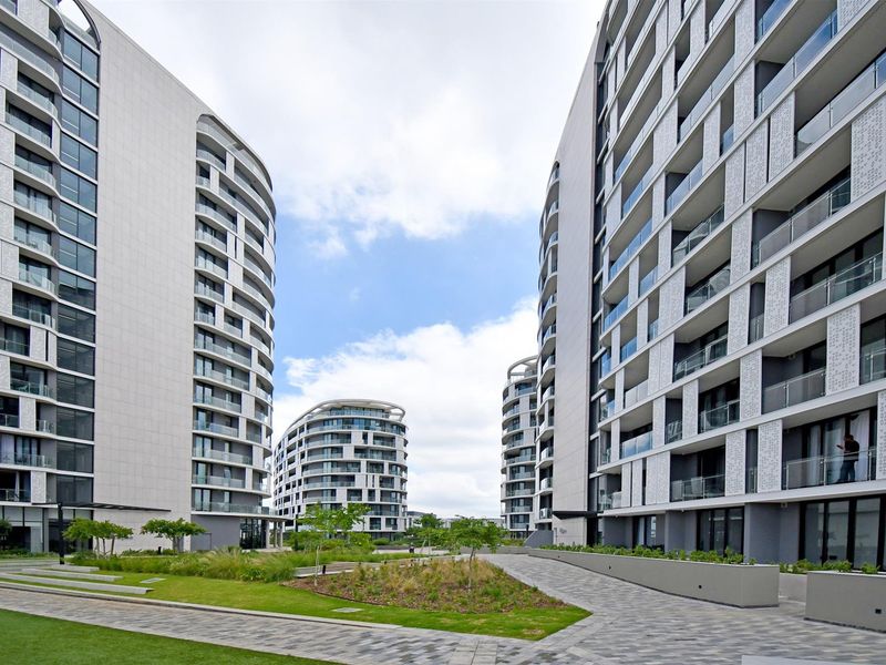 1 Bedroom - 1 Bath Fully Furnished Penthouse Apartment For Sale Ellipse -  Waterfall, Midrand - Photo 4