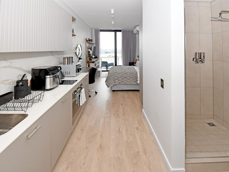 1 Bedroom - 1 Bath Fully Furnished Penthouse Apartment For Sale Ellipse -  Waterfall, Midrand - Photo 10