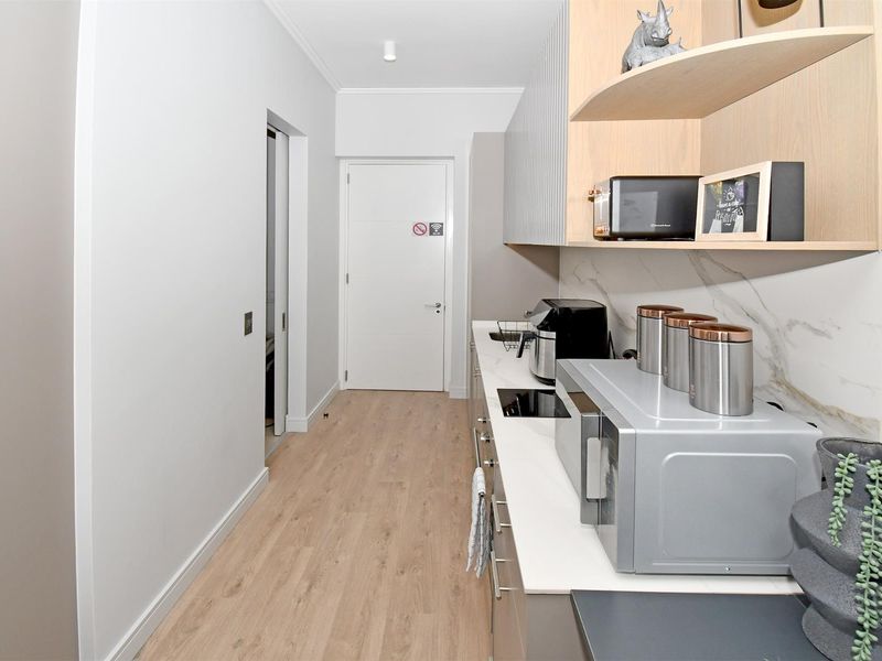 1 Bedroom - 1 Bath Fully Furnished Penthouse Apartment For Sale Ellipse -  Waterfall, Midrand - Photo 9