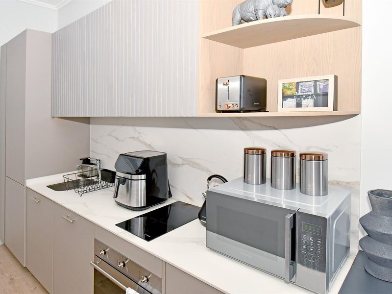 1 Bedroom - 1 Bath Fully Furnished Penthouse Apartment For Sale Ellipse -  Waterfall, Midrand - Photo 8