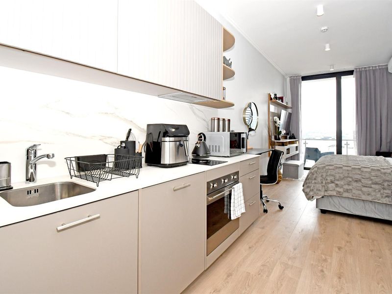 1 Bedroom - 1 Bath Fully Furnished Penthouse Apartment For Sale Ellipse -  Waterfall, Midrand - Photo 6