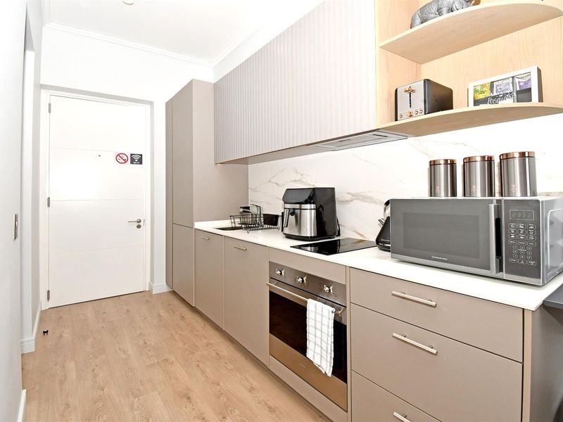1 Bedroom - 1 Bath Fully Furnished Penthouse Apartment For Sale Ellipse -  Waterfall, Midrand - Photo 7