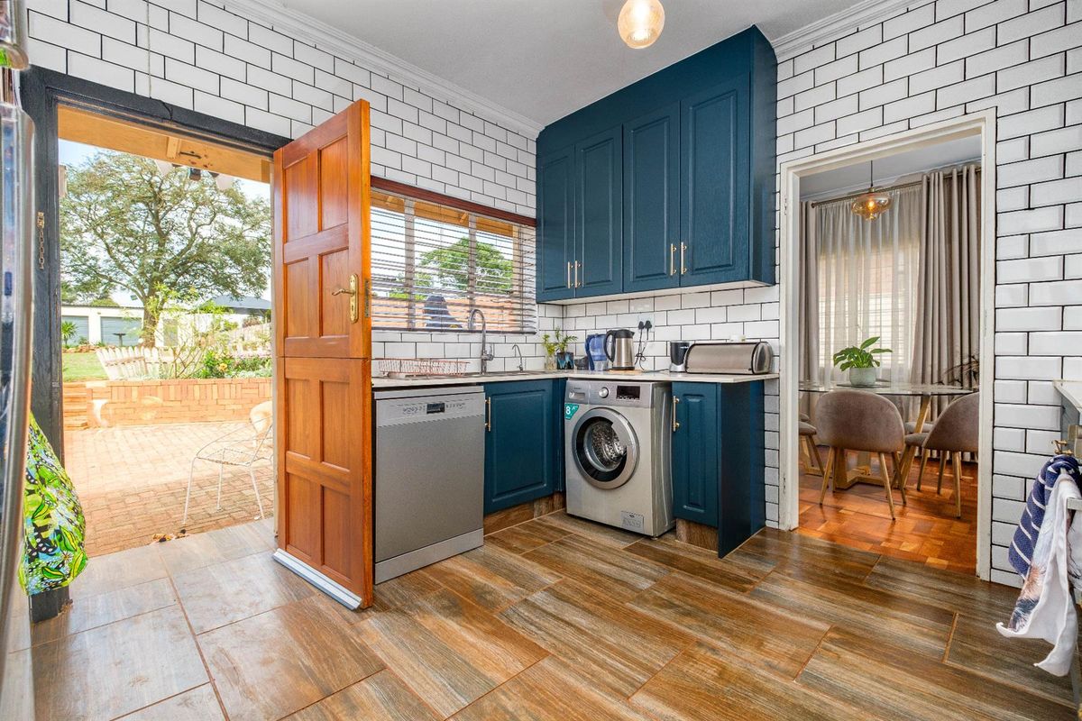 3 Bedroom House For Sale in Silverfields, Roodepoort - Photo 2