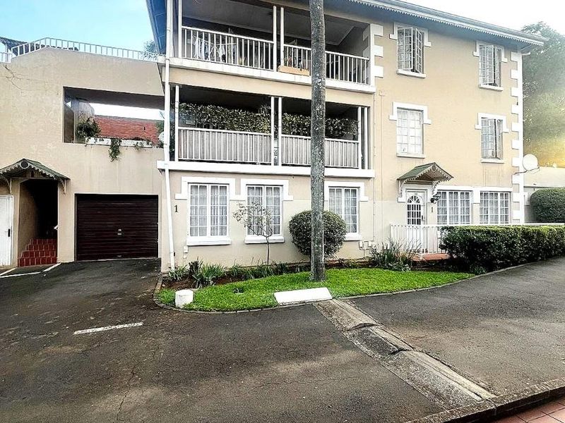 First-Floor Apartment in Knightbridge Complex - Photo 2