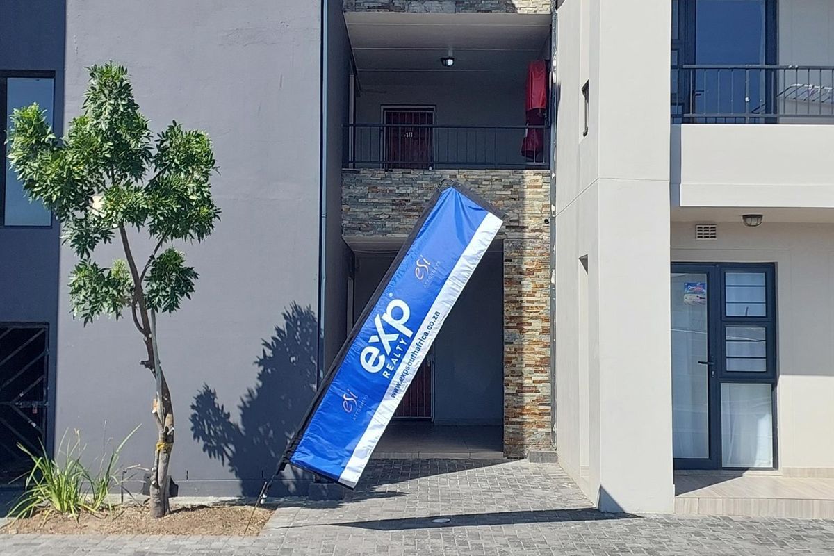 Renovated, lovely 3 bedroom apartment in Parklands North Blouberg Western Cape - Photo 2