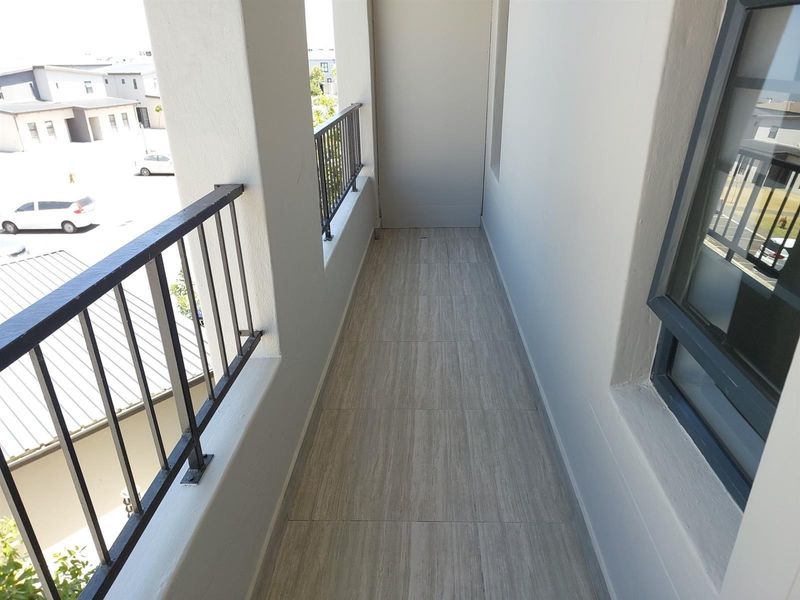 Renovated, lovely 3 bedroom apartment in Parklands North Blouberg Western Cape - Photo 3