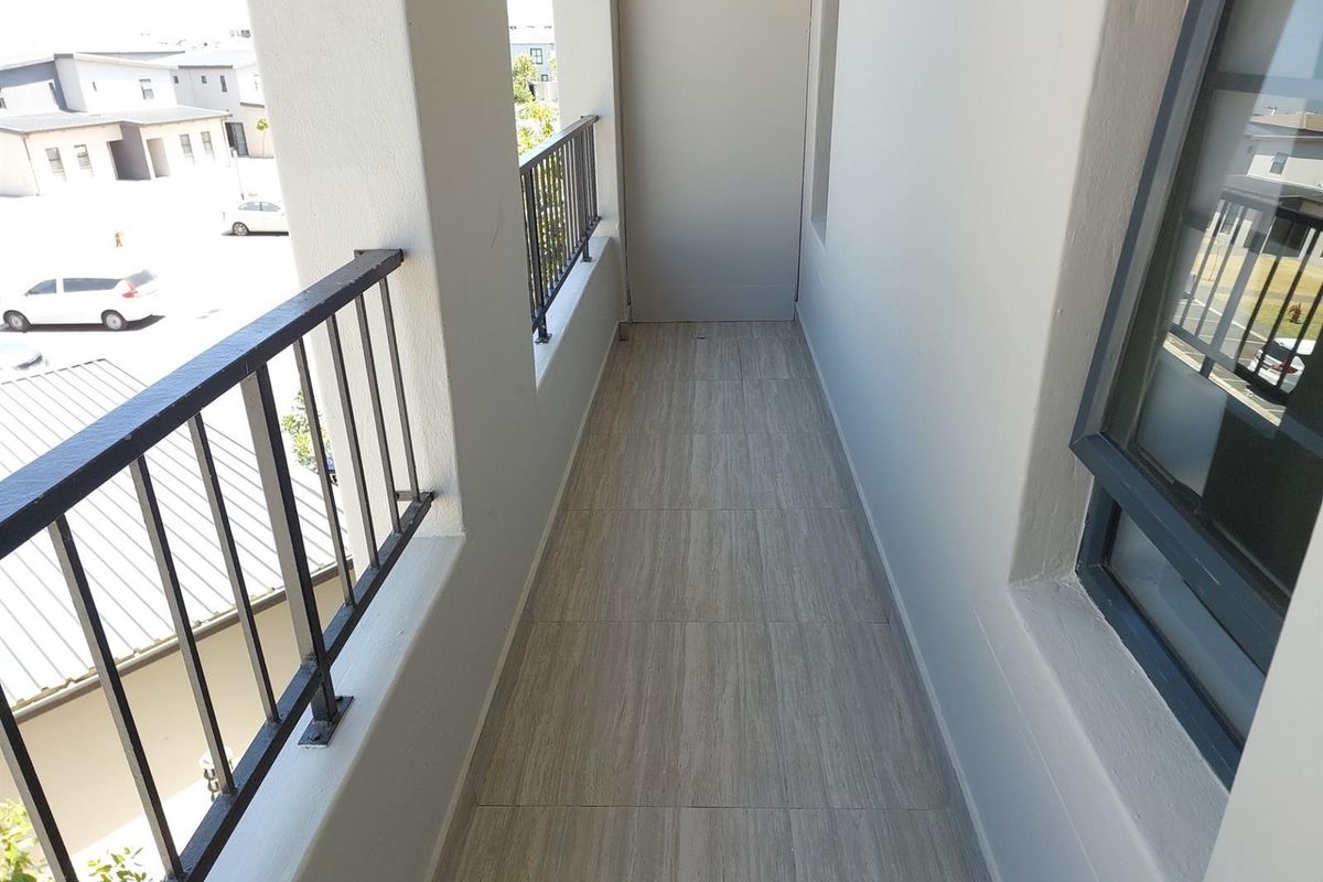 Renovated, lovely 3 bedroom apartment in Parklands North Blouberg Western Cape - Photo 3