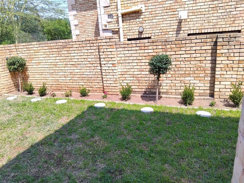 Secure, Energy-Efficient 3-Bedroom Duplex - Ideal for Long-Term Living | Available 1May - Photo 2