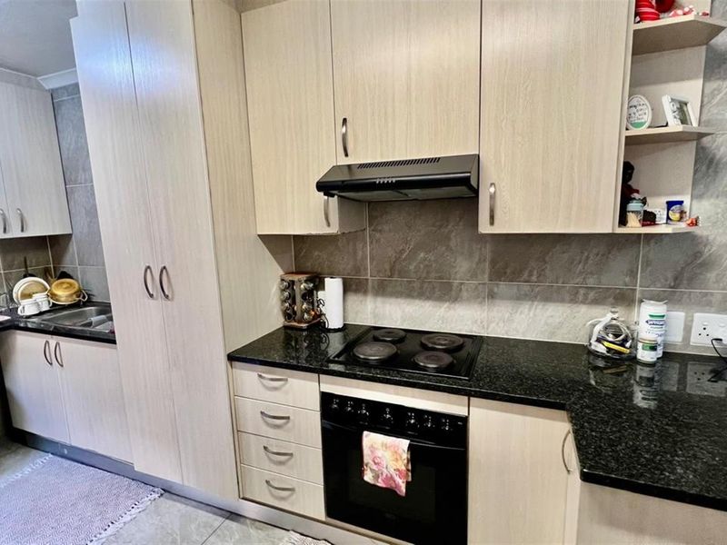 Secure, Energy-Efficient 3-Bedroom Duplex - Ideal for Long-Term Living | Available 1May - Photo 8