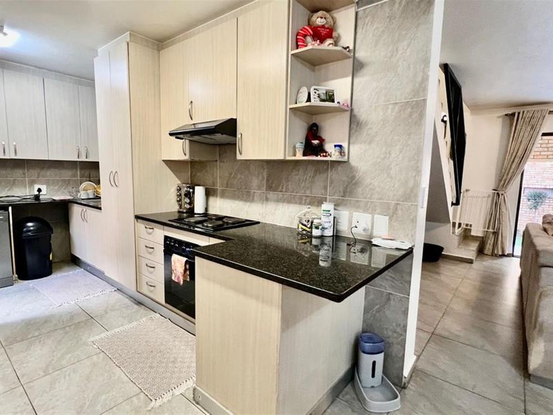 Secure, Energy-Efficient 3-Bedroom Duplex - Ideal for Long-Term Living | Available 1May - Photo 6